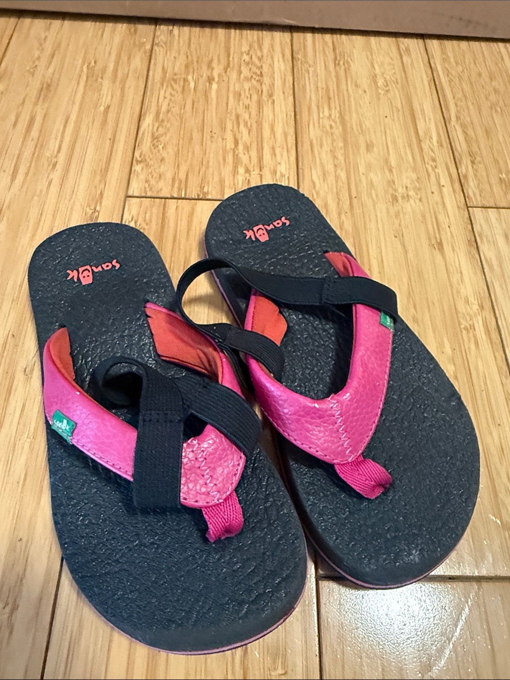 Sanuk Girls Black and Pink Toe-Post Sandals
